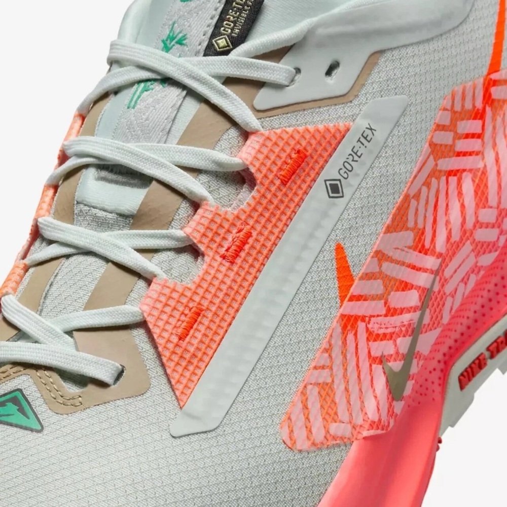 Nike Pegasus Trail 5 GTX  Light Silver/Hyper Crimson FQ0908 004 - Picture 2 of 6